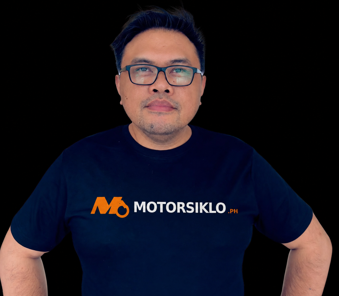 Michael Owen wearing a MOTORSIKLO.PH shirt